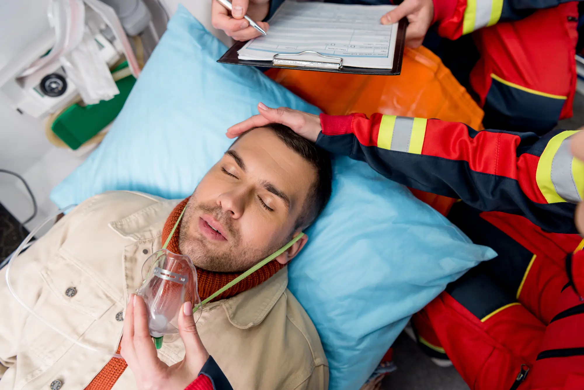 cropped-view-of-paramedic-putting-on-oxygen-mask-o-2024-11-08-04-47-12-utc